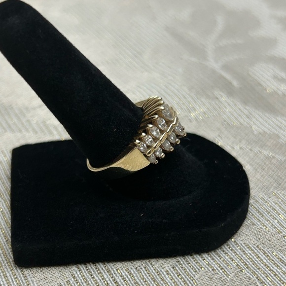 Gold and Diamond Ring. 1 carat total weight diamonds Size 7. - Picture 2 of 8